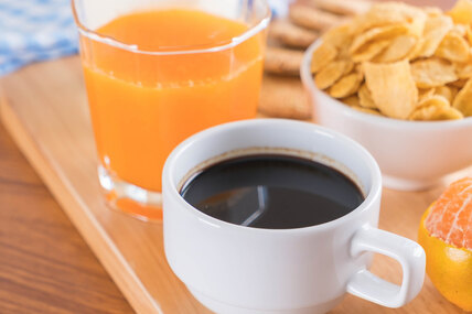Почему не стоит пить кофе вместе с соком цитрусовых