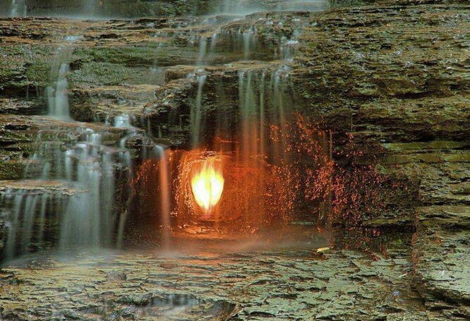 В парке Чеснат Ридж штата Нью-Йорк источник «вечного пламени» находится под водопадом, создавая красивое сочетание огня и воды. Источник горит благодаря высокой концентрации этана и пропана, и периодически гаснет, но смотрители каждый раз разжигают его заново для привлечения туристов.
