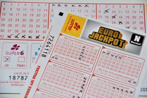 Работник магазина в США вернул покупателю выброшенный лотерейный билет на миллион долларов