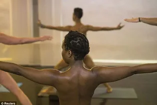 Обнаженная йога: каково это — тренироваться совершенно голым?