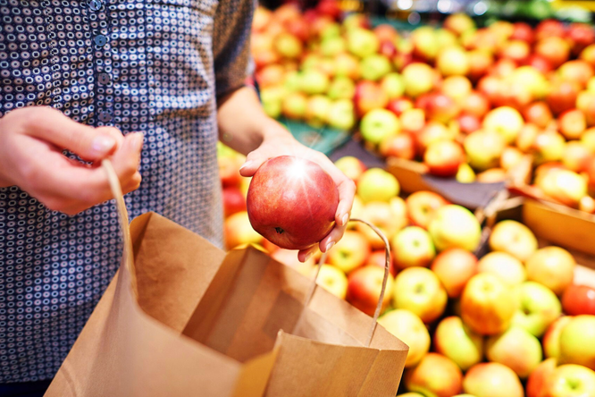 Почему яблоки жирные и липкие на ощупь и можно ли их есть без удаления кожуры