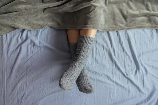 Почему врачи советуют спать в носках: удивительный лайфхак для крепкого здоровья