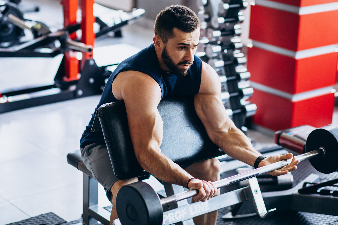Тренировка мужчина 40 лет. Человек не занимающийся спортом. Preacher Curls. Фото как самый сильный человек занимается спортом. Как выглядит натурально сильный человек -спортзал.