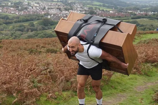 Бывший морпех забрался на гору со 180-килограммовым пианино на спине: зачем он это сделал?