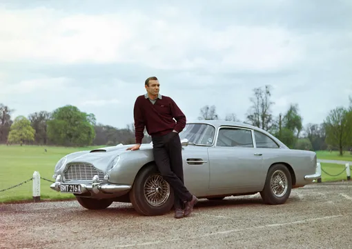 Две легенды на одном кадре — Джеймс Бонд и его Aston Martin DB5