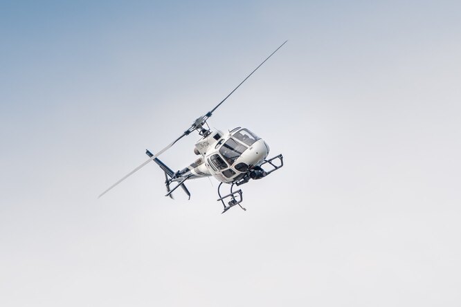 Блогер примотал друга скотчем к вертолету и запустил в небо — все ради челленджа