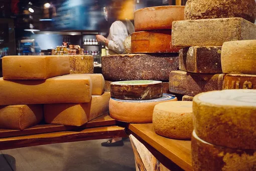Пользователи сети отказываются есть пармезан из-за одного ингредиента: а вы знали, как делается сыр?