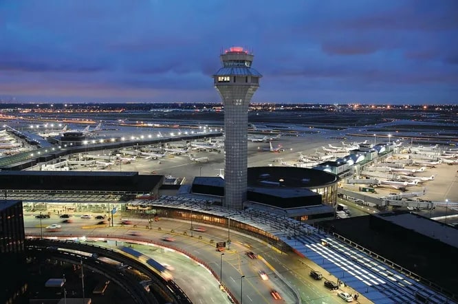 Международный аэропорт О&#39;Хара, Чикаго. Третий по размеру и пассажиропотоку в США, этот аэропорт дважды признавался лучшим в стране. До 2005 года был самым загруженным аэропортом мира по количеству взлётов-посадок   в среднем 2663 в день, почти миллион в год. 
