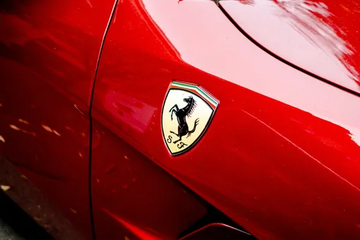 Экс-дизайнер техники Apple подписал многолетний контракт с Ferrari