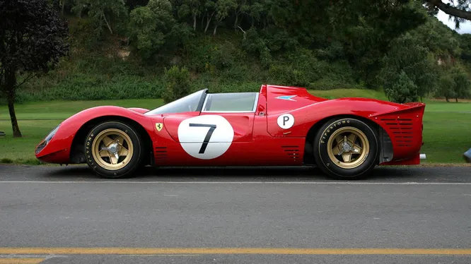 1967 Ferrari 330 P4. По форме очевидный поклон к Lola T70, нестандартный дизайн во всём остальном. Звук мотора, будто из глубин преисподней. Ну и золотые диски - без комментариев.