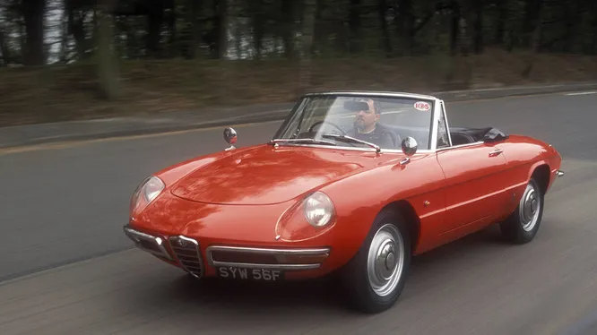 1966 Alfa Romeo Spider. Автомобиль, прославленный классическим американским фильмом 1967 года «Выпускник» (The Graduate). Но даже если оставить кино в стороне, Romeo Spider -настоящий алюминиевый шедевр стиля.