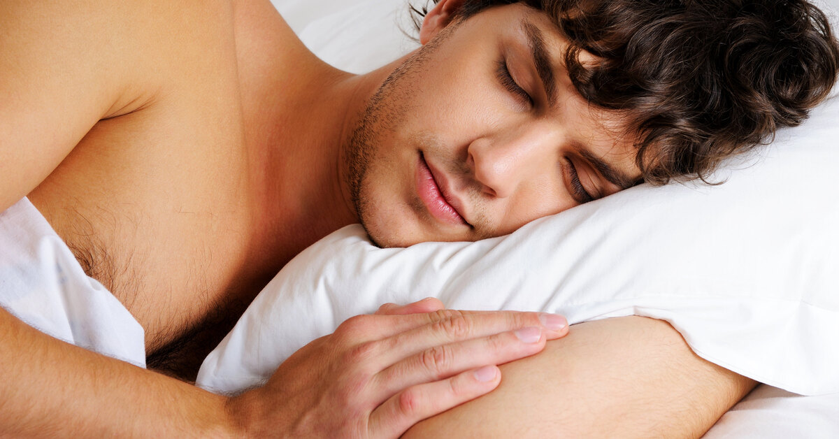 спящий мужчина. мужчина спит. мужчина спит. спящий мужчина. человек спит на спине.