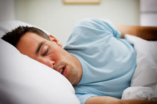 6 полезнейших лайфхаков для тех, кто хочет выспаться с заложенным носом