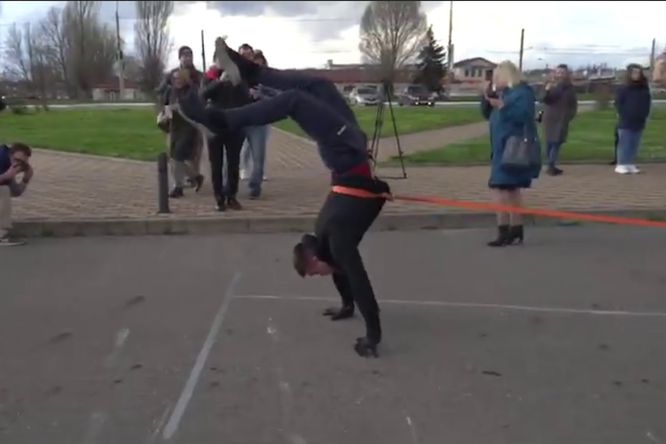 Как житель Курска, стоя на руках, протащил внедорожник на 15 метров и установил сразу три мировых рекорда