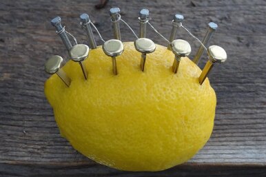 Как разжечь костер с помощью лимона: видео