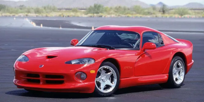 1998 год, Dodge Viper. Второе поколение легендарной «гадюки» получило 10-цилиндровый двигатель объёмом 8 литров!