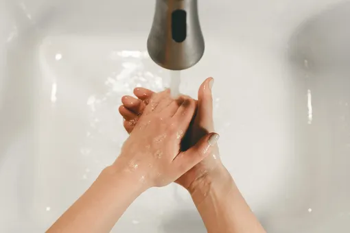 Сколько нужно мыть руки для избавления от грязи