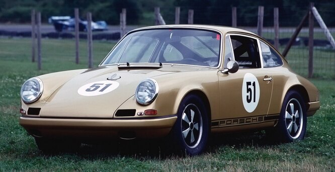 911 R, 1967 год. Выпущенная всего в 23 экземплярах, модель имела сверхлёгкий кузов из стекловолокна и была ещё на 50 лошадиных сил мощнее, чем 911 S.