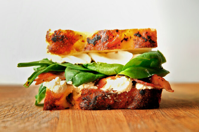 Знакомый всем горячий сэндвич с ветчиной и сыром: вкусно, быстро и сытно