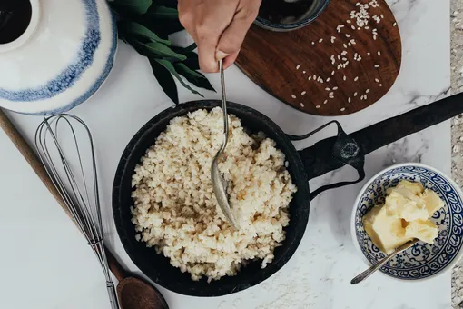 Блогер показала, как правильно есть рис, и вызвала неоднозначную реакцию в интернете