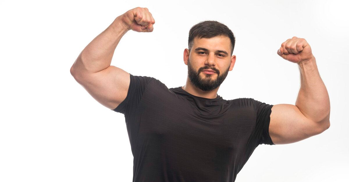 Чагаев тренер фитнес азербайджан. Сам себе тренер. Sportive man in Black Shirt closing his Arm muscles.