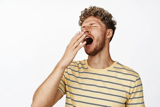 Зачем человек зевает: 3 причины, которые заставляют нас разевать рот