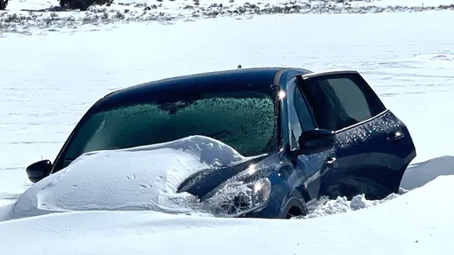 Автомобиль Джерри, погребенный под снегом