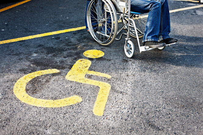 Почему на некоторых парковках мест для инвалидов много, а на других — мало?