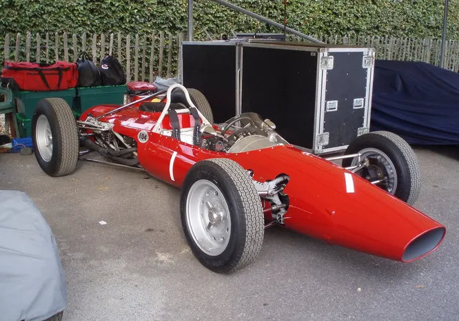 ATS (Automobili Turismo e Sport) была основана в 1963 году как компания по изготовлению спорткаров и тут же представила первую модель ATS 2500 GT. Для пиара в том же году ATS заявилась и приняла участие в ЧМ Формулы-1 с болидом ATS 100 (на снимке), причём наняла, не скупясь, экс-чемпиона мира Фила Хилла и молодого талантливого Джанкарло Багетти, известного тем, что в 1961-м он выиграл первый же ГП, в к котором стартовал. Лучшим местом на финише гонки было 11-е, продажи провалились, и в 1965-м фирма закрылась.
