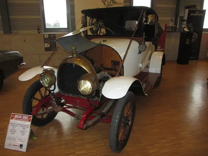 Yaxa женевская фирма, существовавшая с 1912 до 1914 года. Её название происходит из фонетического произношения фразы Y a que a (можно условно переложить как «единственная из всех», или «ничего кроме»). Единственная модель компании имела двигатель объёмом 1692 «кубика» и даже выиграла довольно крупную гонку Coupe de la Gruy re 1913 года. На снимке - единственный сохранившийся экземпляр 1912 года выпуска.