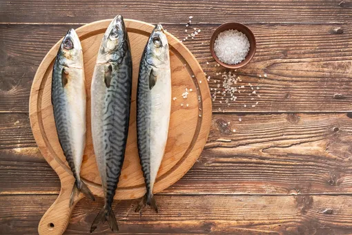 Малосольная рыба довольно быстро портится — гораздо быстрее соленой. Поэтому засаливать сразу много рыбы не рекомендуется.
