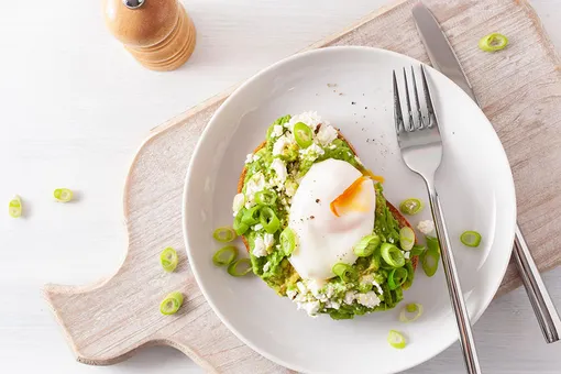 Как готовить яйцо пашот: вкусный завтрак за 3 минуты