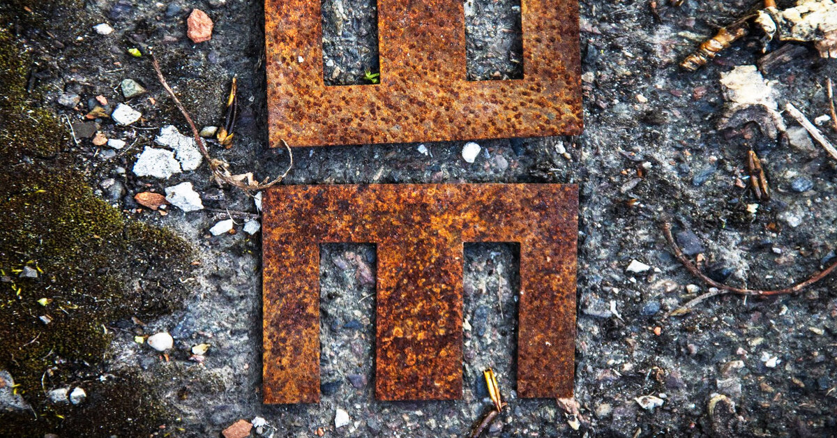 Что за железные буквы Ш и Е валяются на улице?