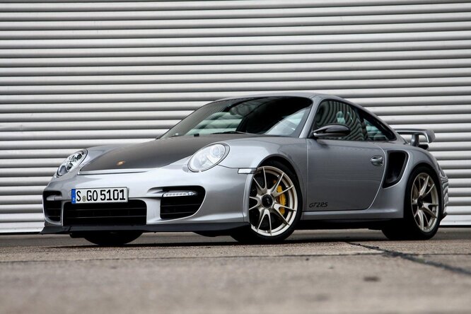997 GT2 RS, 2011 год. Когда 911 Turbo получил полный привод в середине 1990-х, он утратил репутацию самого коварного автомобиля. GT2 RS с 620 лошадиными силами и задним приводом вернул её.