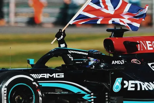 Гонка фаворитов: Хэмилтон выбил Ферстаппена и выиграл Гран-при Великобритании «Формулы 1»