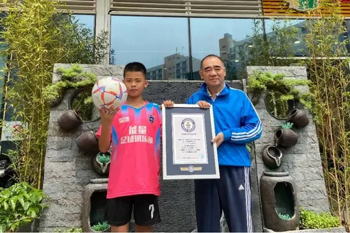 10-летний мальчик попал в Книгу рекордов Гиннеса: он за час чеканил мяч 8000 раз!