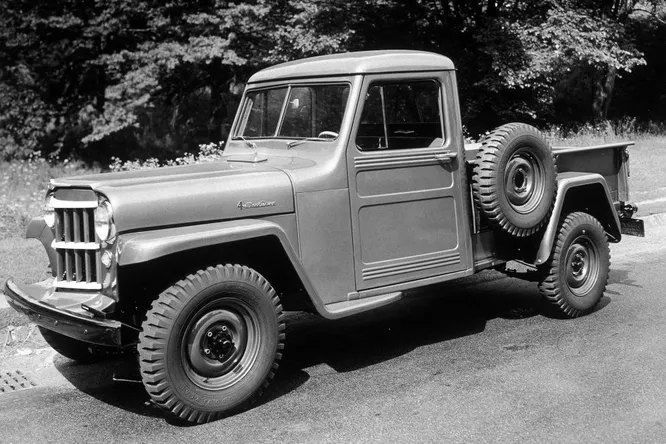 Willys Jeep Truck первый вышедший с завода лёгкий пикап с полным приводом, 1947 год. Он весил лишь 1360 кг c четырёхцилиндровым двигателем в 63 л.с. В то время пикапы от Chevy и Ford могли быть конвертированы в полноприводные лишь через сторонние фирмы, такие как Marmon-Herrington. Первый лёгкий пикап с полным приводом от Ford вышел аж в 1959, когда Willys контролировала 70% рынка.