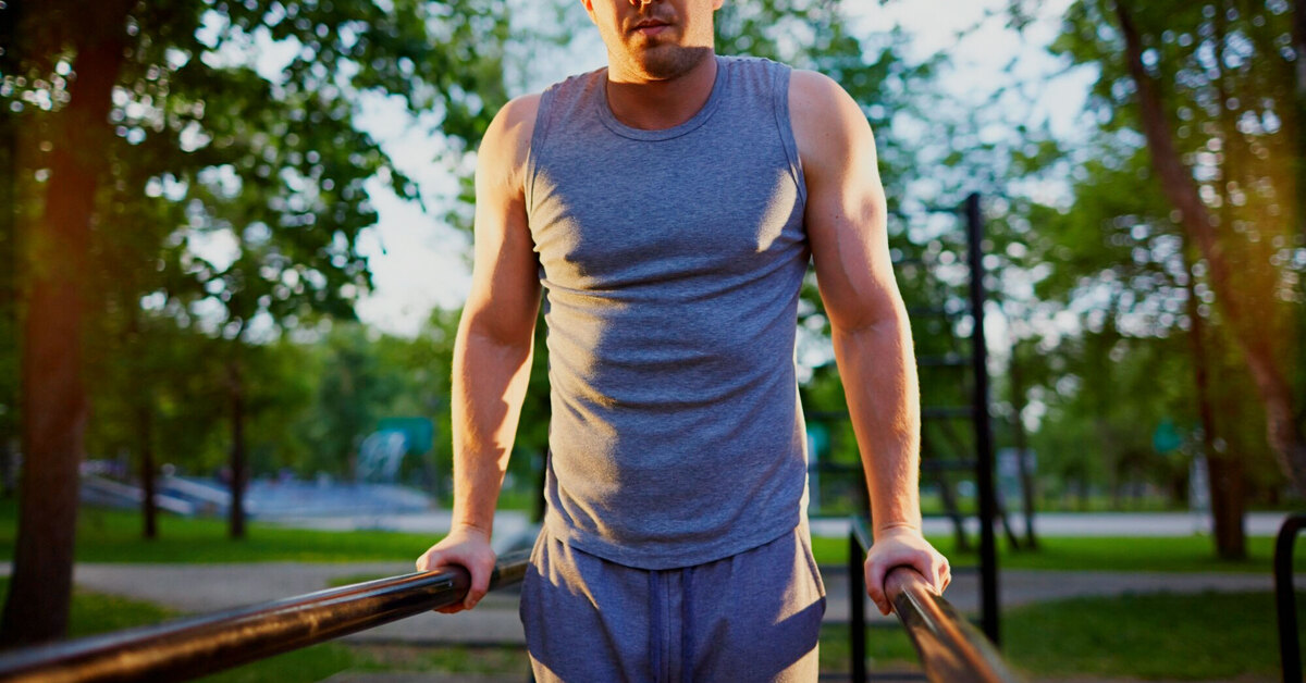 Как правильно отжиматься на брусьях?