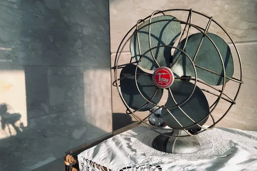 Что лучше справляется с жарой: вентилятор или кондиционер?