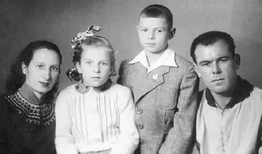 Валерий Харламов с сестрой и родителями