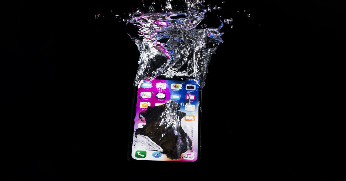 Не кладите смартфон в рис: что делать, если уронили iPhone в воду?