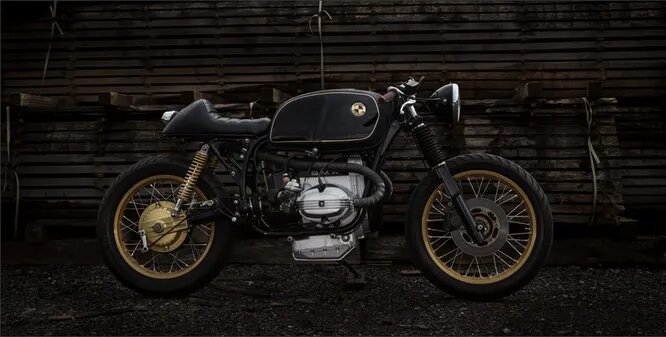 Foundry Motorcycle. Кастом-мастерская из Суссекса (Великобритания), ремонт и индивидуализация классических мотоциклов. На снимке BMW R80 Black R8cer на базе BMW R80 TIC 1981 года.