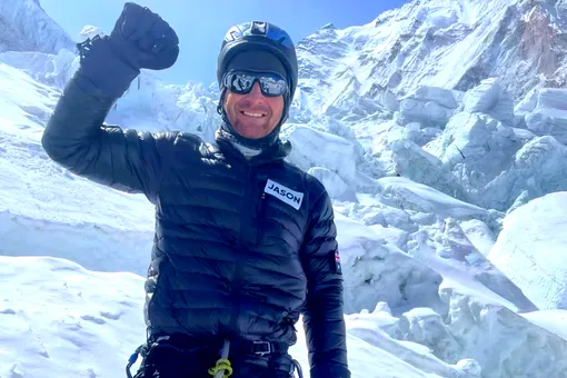 40-летний мужчина вылечился после аварии и покорил Эверест, но уже никогда не вернется домой