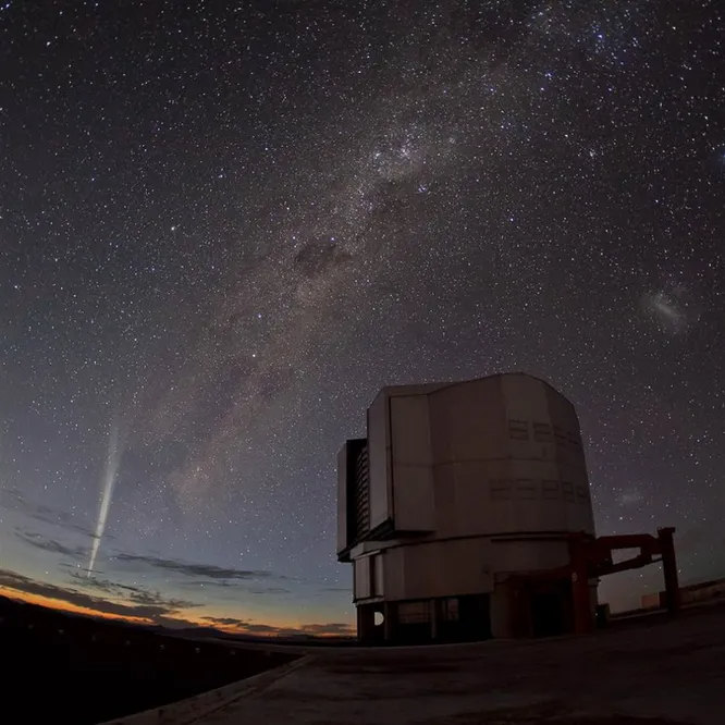 Комета C/2011 W3 (Лавджоя) в небе над Европейской южной обсерваторией в Чили, 22 декабря 2011 года.