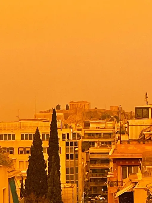 Древний Акрополь на фоне красно-желтого неба