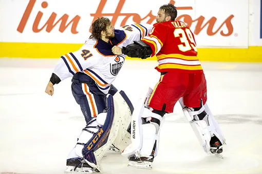 Самые жестокие хоккейные драки в истории НХЛ: дуэль вратарей и избиение болельщиков на трибунах