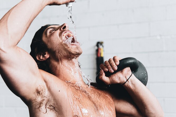 Правда ли, что если пить воду во время тренировок, могут случится судороги?