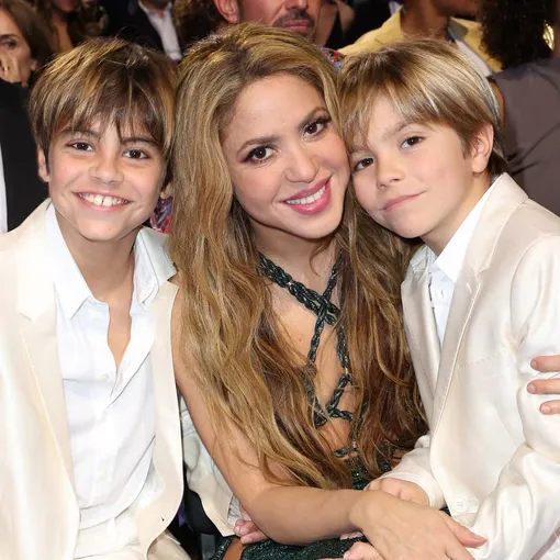 Шакира с сыновьями