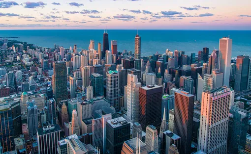 Чикаго по праву признан вторым финансовым центром Америки. Здесь зарождалась история строения небоскребов, при этом в городе сохранились старые постройки прошлого века — вместе они дают уникальный контраст.