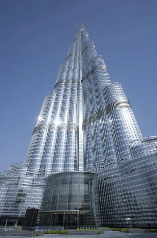 Самый высокий в мире небоскреб Burj Khalifa являет собой пример возведения сверхвысокого здания на сильнодеформируемом основании. Для придания зданию устойчивости были использованы 192 сваи по 1,5 м в поперечнике.
